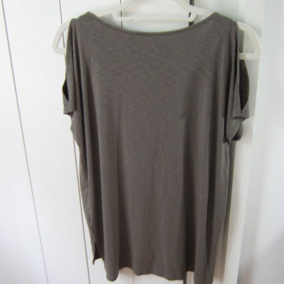 NWT Olive Tahari Cold Shoulder Top - Picture 2 of 5